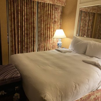 Wedgewood Hotel - room bed - Hotels Near Me - Vancouver, British Columbia Wedgewood Hotel - room bed - Hotels Near Me - Vancouver, British Columbia