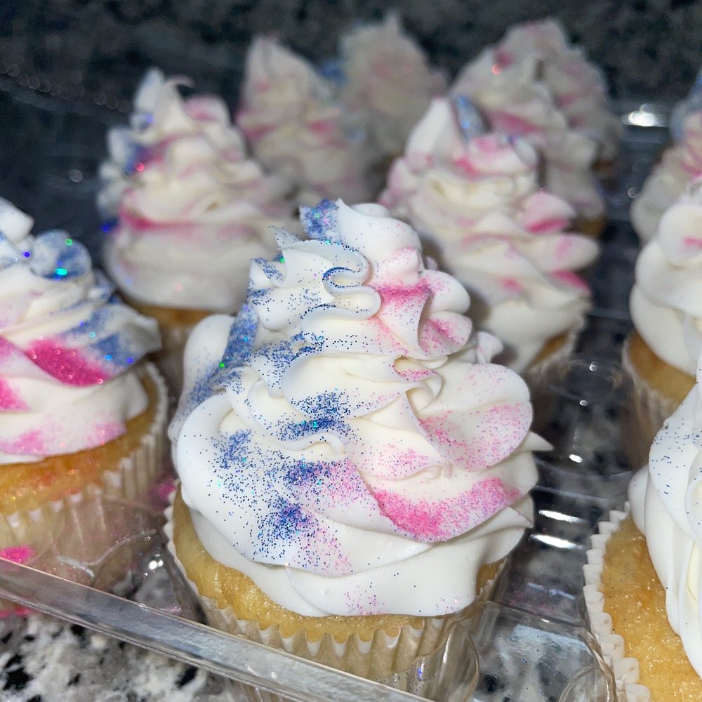 Such simple and cute gender reveal cupcakes! Such simple and cute gender reveal cupcakes!