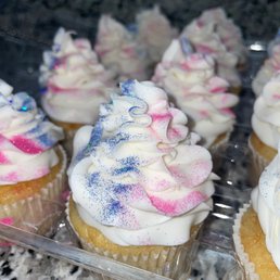Such simple and cute gender reveal cupcakes! Such simple and cute gender reveal cupcakes!