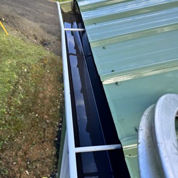 A1 Pro Lawn Care - gutter on the roof of a house - Lawn Services Near Me - Roseburg, Oregon A1 Pro Lawn Care - gutter on the roof of a house - Lawn Services Near Me - Roseburg, Oregon