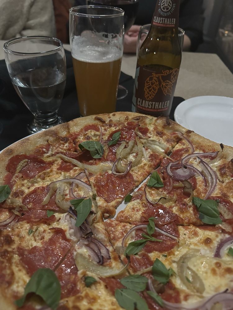 Manhattans Pizza Bistro Music Club - Photo 3