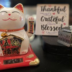 Colosseum New York Pizza - Maneki-neko inside a pizza place... because, why not?