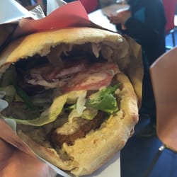 Jalla Kebab & Pizza - Falafel på nybakat bröd med Jallasås.