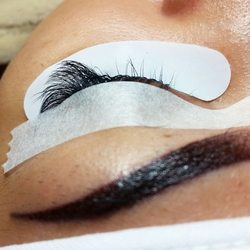 Beauty By Linda - Using tape to get the bottom lashes