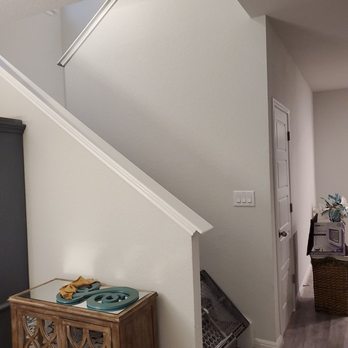 Davis Moving & Cleaning - Sharp staircase, minor dings. - Movers Near Me - Cibolo, Texas