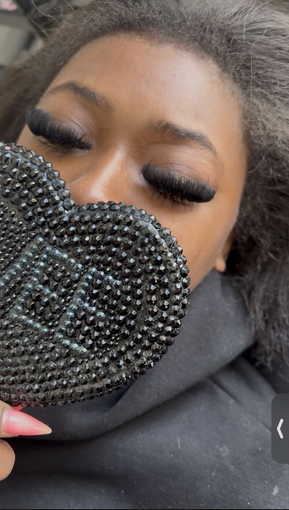 Lashed by Vee Logo
