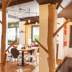 Bunte Burger - Blick vom unteren Teil des Restaurants in den oberen Teil
