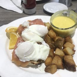 Smoked Salmon with hollandaise sauce on the side. Excellent! Smoked Salmon with hollandaise sauce on the side. Excellent!