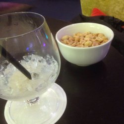 Le 4.44 - Bar charmant et chaleureux, par contre Bailey's servi avec des cacahuètes à revoir dommage.