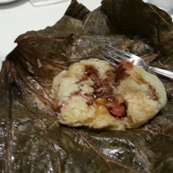太興 - Savory chicken, shiitake, watercress, lotus seed in sticky rice wrapped in lotus leaf, only 35 HKD + 3 HKD, with drink in AM.