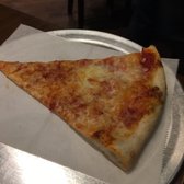 Foto de Iavarone Italian Kitchen & Pizzeria - New Hyde Park, NY, Estados Unidos. Cheese pizza