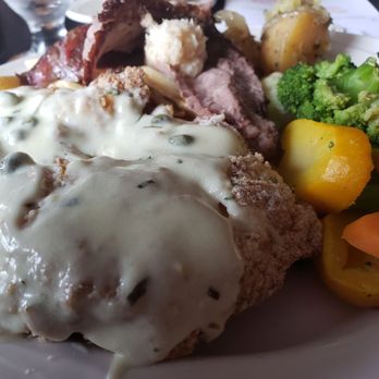 Holland Willows - a plate of meat, potatoes, carrots, and broccoli - Salad Near Me - Holland, New York