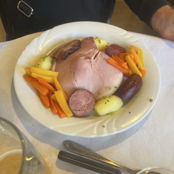 Les Remparts - Sausages plate with sauerkraut - Swiss Food Near Me - Gruyères, FR Les Remparts - Sausages plate with sauerkraut - Swiss Food Near Me - Gruyères, FR
