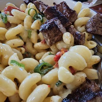 BevRidge Public - Gouda mac and chz with steak. I like my steak well done, and this had the perfect char. It doesn't look like there is cheese, but there is. - Cocktail Bars Near Me - Ridgefield, Washington