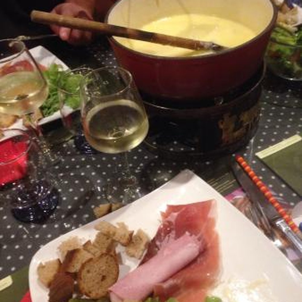 La Petite Auberge - Fundue :) - French Near Me - Essert Romand, 74