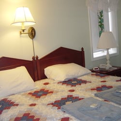 Downtown Log Cabin Hideaway B & B - King Room in Hall House