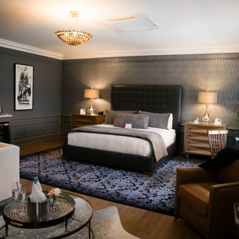 Harwelden Mansion - Dogwood. Black and Wood Suite. Nice and Comfortable for a Weekend away. - Bed & Breakfast Near Me - Tulsa, Oklahoma Harwelden Mansion - Dogwood. Black and Wood Suite. Nice and Comfortable for a Weekend away. - Bed & Breakfast Near Me - Tulsa, Oklahoma