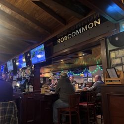 Cryan's Tavern - Great vibe, good local beer and excellent pizza !