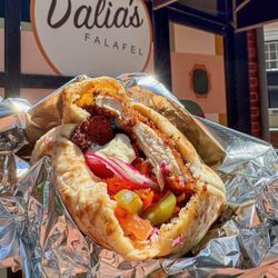 Dalias falafel - Chicken schnitzel pita