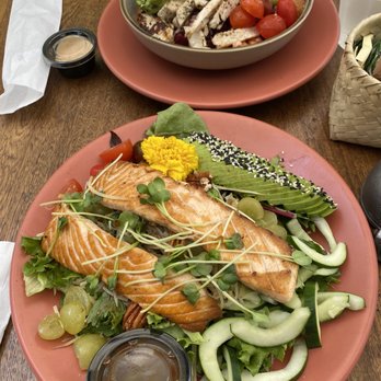 Ojo de Agua - Hojas de salmón y uva Protein bowl with chicken - Mexican Near Me - Miami, Florida Ojo de Agua - Hojas de salmón y uva Protein bowl with chicken - Mexican Near Me - Miami, Florida