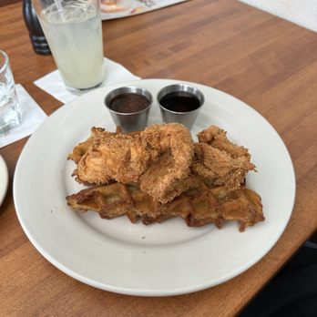 Table on 6th - Spicy Chicken with Waffles - Burgers Near Me - Bentonville, Arkansas