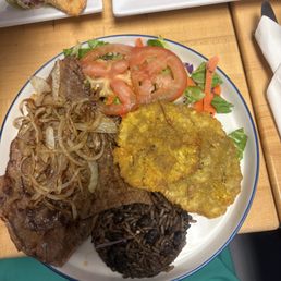 Bistec De Cerdo Encebollado