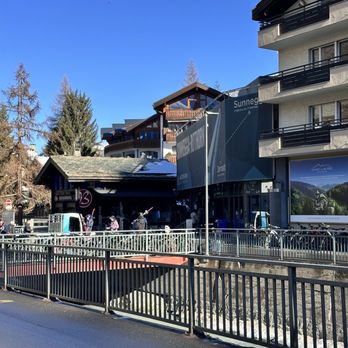 Flexrent - The ski lift from the entrance of the rental shop. - Ski & Snowboard Shops Near Me - Zermatt, VS
