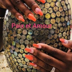 Paix et Amour Nails