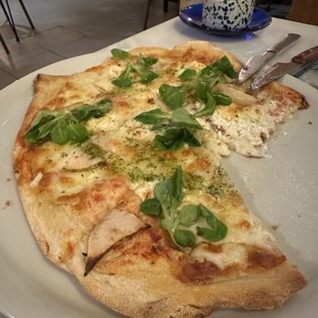Los Porfiados - Pizza with gorgone, pears and arugula - Argentine Near Me - Madrid, M