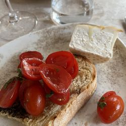 Aquarium - Make your own bruschetta with burrata