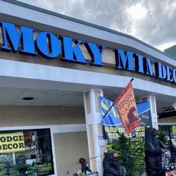 Smoky Mountain Decor - Store front