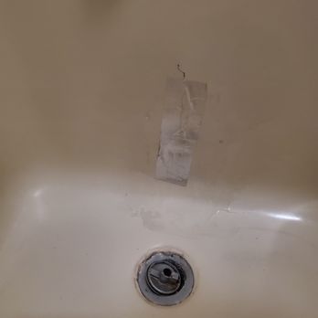 Baymont by Wyndham Waycross - Duct tape over hole in tub. - Hotels Near Me - Waycross, Georgia