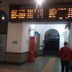 Stazione di Lecce - Proprio di fronte all'entrata è possibile trovare tutti gli orari dei treni in arrivo e in partenza