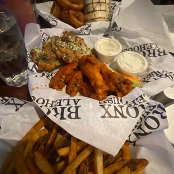 Bronx Alehouse - Garlic parm wings, hot wings, fries, chicken wrap and onion rings - American Near Me - Bronx, New York