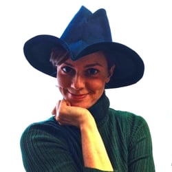 Altalen - Cappello creazione di Altalen, modello stregonesco, piegabile comodo da viaggio, modella Martina Sperotto