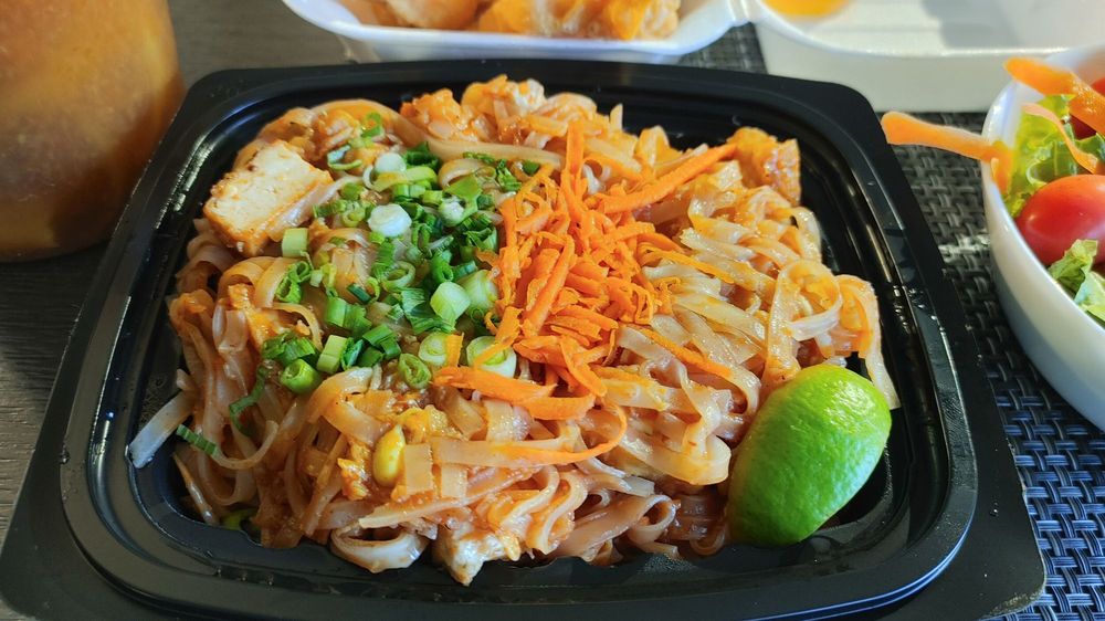 SOMSRI THAI CUISINE 136 Photos & 260 Reviews 27 W 460 Chicago Ave