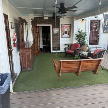 Henry's On The Market - Outside sitting area - Bars Near Me - Charleston, South Carolina Henry's On The Market - Outside sitting area - Bars Near Me - Charleston, South Carolina