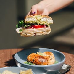 Avocado veggie bagel with turkey