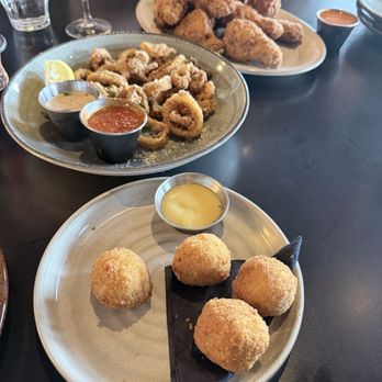 Joe Theismann's Restaurant - CRISPY CALAMARI, SAUSAGE GRAVY CROQUETTES and Naked WINGS - American Near Me - Alexandria, Virginia Joe Theismann's Restaurant - CRISPY CALAMARI, SAUSAGE GRAVY CROQUETTES and Naked WINGS - American Near Me - Alexandria, Virginia