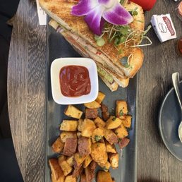 Build your own sandwich and potatoes.