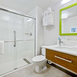 Hampton Inn St. Louis/Westport - Guest room bath