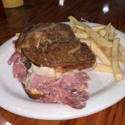 Kellys Tavern - Reuben & Fries. 7 out of 10...