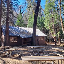 Yosemite Library Mariposa County Branch - Picnic tables behind building