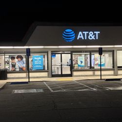 AT&T Store - Worthless att employees amazing that they are paid for their efforts of just breathing