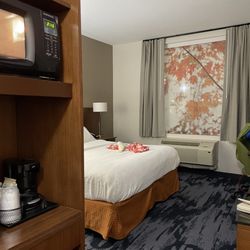 Fairfield Inn & Suites Washington Court House Jeffersonville - Microwave in room, fridge too.