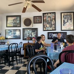 Mel's Diner - Inside the dinner