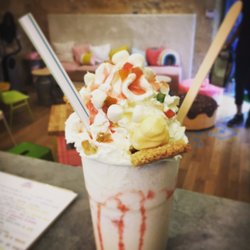 Shake That - " Tony Micelli " milk-shake tarte citron meringuée /sablé coco / lemon curd / gourmandises