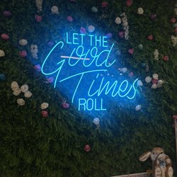 Ice 'N' Roll - inside vibes