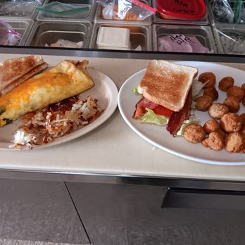 Country Cafe - Western omlet, white toast, and hashbrowns.
BLT and fried mushrooms. - Cafes Near Me - Saint James, Missouri Country Cafe - Western omlet, white toast, and hashbrowns.
BLT and fried mushrooms. - Cafes Near Me - Saint James, Missouri