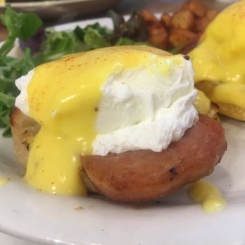 Aloha Kitchen - Spam eggs Benedict - Breakfast & Brunch Near Me - Honolulu, Hawaii